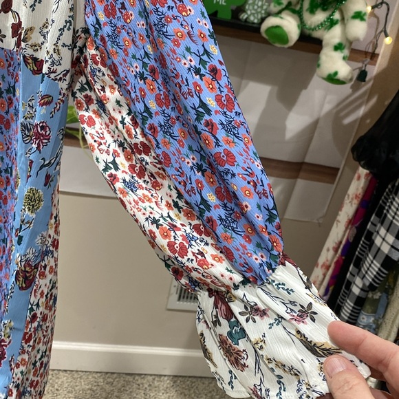 Floral Patchwork V-Neck Blouse no size but fits like XL. 23 ptp. - Picture 2 of 4